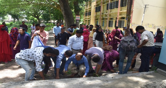 সরকারি এডওয়ার্ড কলেজ ক্যাম্পাস পরিষ্কার পরিচ্ছন্নতা অভিযানে সমাজবিজ্ঞান বিভাগ