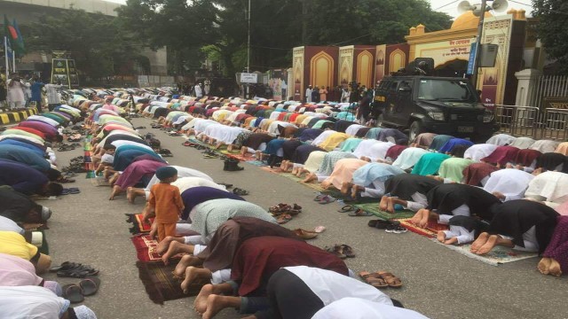 ঈদুল ফিতরের নামাজ ঝড় বৃষ্টি উপেক্ষা করে আদায় করল মুসুল্লিরা