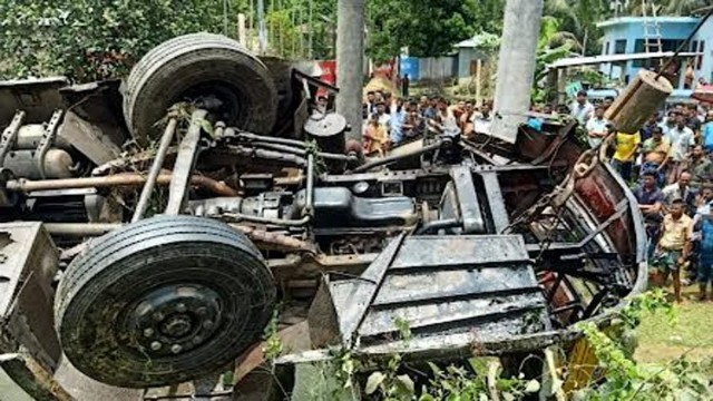 হবিগঞ্জের শায়েস্তাগঞ্জে দুই বাসের মুখোমুখি সংঘর্ষে আহত ৩০