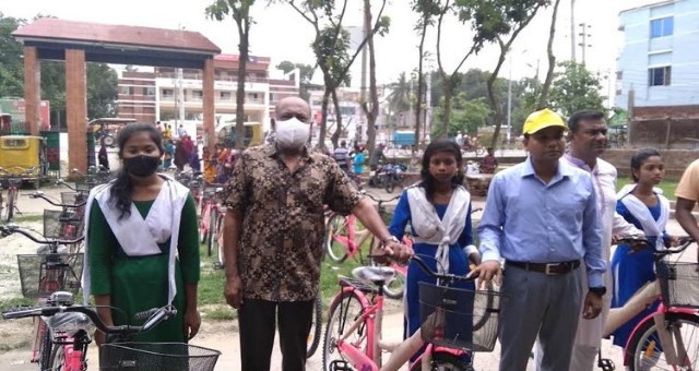 ক্ষুদ্র-নৃতাত্ত্বিক জনগোষ্ঠীর শিক্ষার্থীদের মাঝে মাগুরায় বাইসাইকেল ও শিক্ষাবৃত্তি বিতরণ