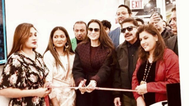 নিউইয়র্কে উপচে পড়া ভিড়! জ্যামাইকা হিলসাইডে ফ্যাশন হাউস উদ্বোধনে আমিশা প্যাটেল—বাংলাদেশি উদ্যোক্তার নতুন চমক