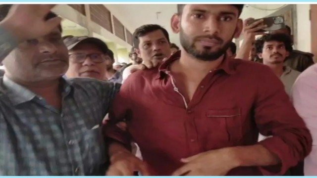 নিষিদ্ধ ছাত্রলীগে সংশ্লিষ্টতার অভিযোগ—ইবি শিক্ষার্থীকে পরীক্ষার হল থেকে ধরে থানায় দিল ছাত্ররা!