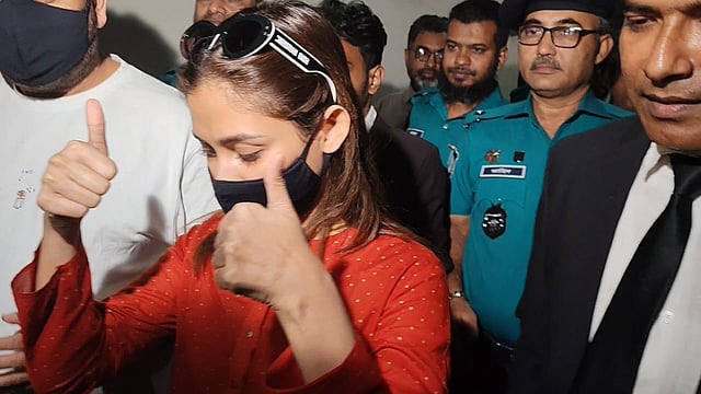 অর্থ আত্মসাৎ মামলায় আত্মসমর্পণ করে জামিন নিলেন মেহজাবীন