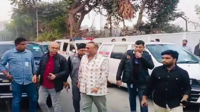 গুলিবিদ্ধ ওসমান হাদীকে দেখতে ঢামেকে ঢাবি উপাচার্য: হামলায় জড়িতদের দৃষ্টান্তমূলক শাস্তির দাবি