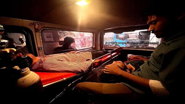 ধানমণ্ডি ৩২ রণক্ষেত্র: পুলিশের লাঠিচার্জে শিক্ষার্থী ইব্রাহীম নিরবের মাথা থেতলে—আশঙ্কাজনক অবস্থায় হাসপাতালে! জুলাইয়ের আগুন আবার ফিরে এলো