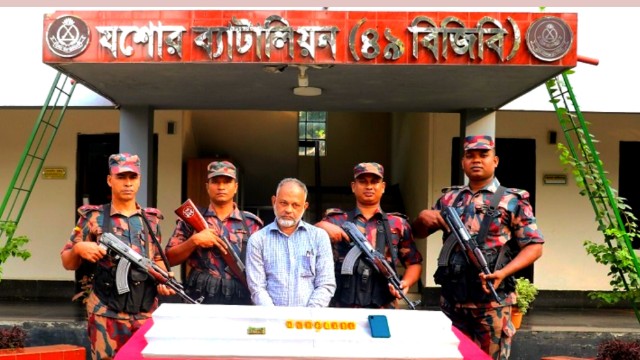 যশোরে ৮টি স্বর্ণের বারসহ এক ব্যক্তিকে আটক