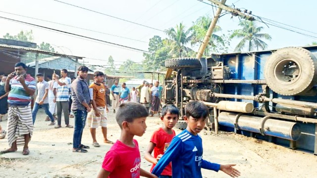 পাবনায় ট্রাকচাপায় বিদ্যালয়ের দুই শিক্ষার্থীসহ নিহত ৩