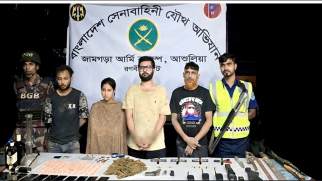 অভিনেতার বাড়িতে রাতের অভিযান! অস্ত্র–মাদকসহ আটক ৪ — পালালেন এআর মন্টু!