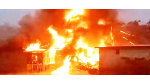 লক্ষ্মীপুরে ভয়াবহ অগ্নিকাণ্ডে ২০টি দোকান পুড়ে ছাই কোটি টাকার ক্ষয়ক্ষতির শঙ্কা