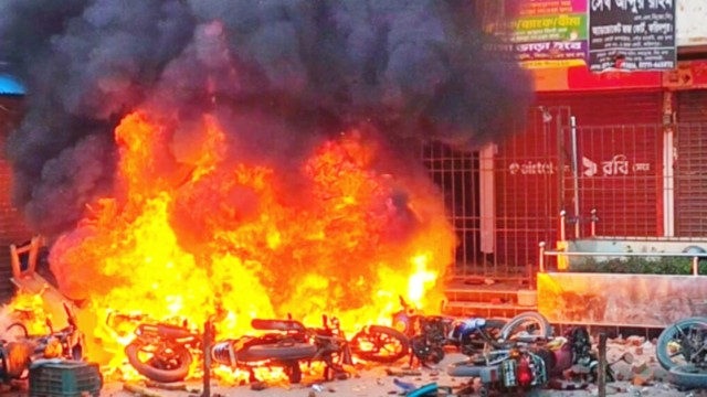 ফরিদপুরে বিএনপির দুই পক্ষের সংঘর্ষে আহত ৩০, মোটরসাইকেলে অগ্নিসংযোগ