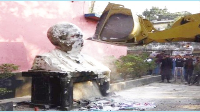 ঝিনাইদহে শেখ মুজিবের ভাস্কর্য অপসারণ—ছাত্র–জনতার ঘোষণা: ‘এবার নাম হবে স্বাধীন চত্ত্বর’