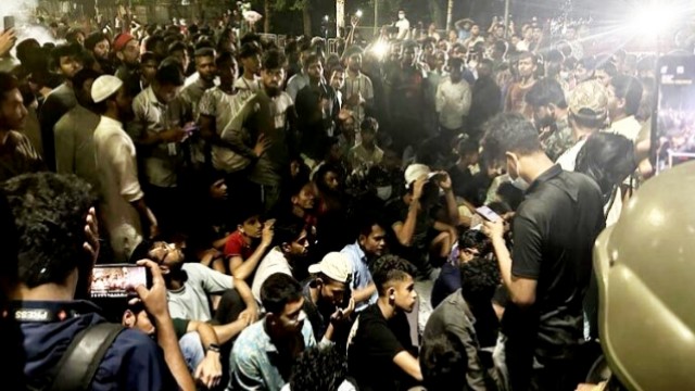 ধানমন্ডি ৩২ নম্বরে রাতেও বিক্ষোভ—অবরোধে উত্তপ্ত মিরপুর রোড, শেখ মুজিবের বাড়ি ভাঙার দাবিতে সংঘর্ষ