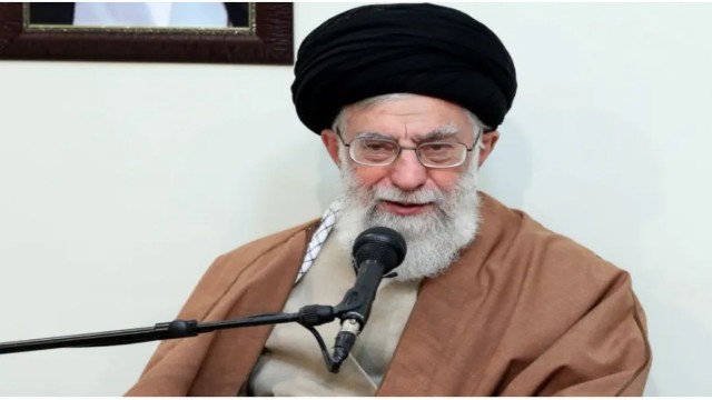 ইরানে গণবিক্ষোভ দমনে কঠোর হুশিয়ারি খামেনির, ট্রাম্পের হুমকির মুখে উত্তাল মধ্যপ্রাচ্য!