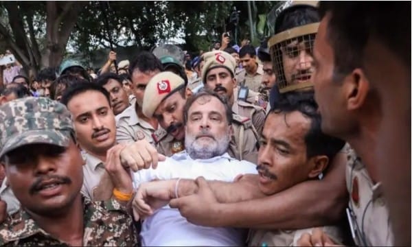 মোদীর বাসভবনের সামনে বিক্ষোভ, রাহুল গান্ধী, প্রিয়াঙ্কা গান্ধী ও অখিলেশ যাদবকে আটক