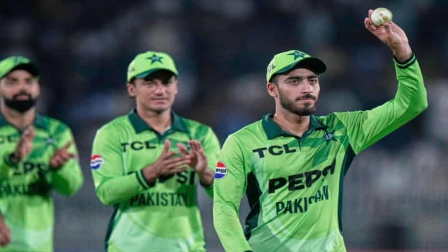 আরাফাত মিনহাসের ঘূর্ণিতে অস্ট্রেলিয়াকে হারিয়ে ওয়ানডে সিরিজে এগিয়ে পাকিস্তান