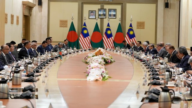 বাংলাদেশ-মালয়েশিয়া দ্বিপাক্ষিক বৈঠক অনুষ্ঠিত, শ্রমবাজার ও বাণিজ্য সম্প্রসারণে গুরুত্ব
