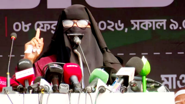 হাদির ‘ভুয়া’ বোন বিতর্কে কোণঠাসা নির্বাচনী ক্যাম্প! রহস্যময় সেই নারীর লাপাত্তা হওয়া নিয়ে এলাকায় নতুন গুঞ্জন।