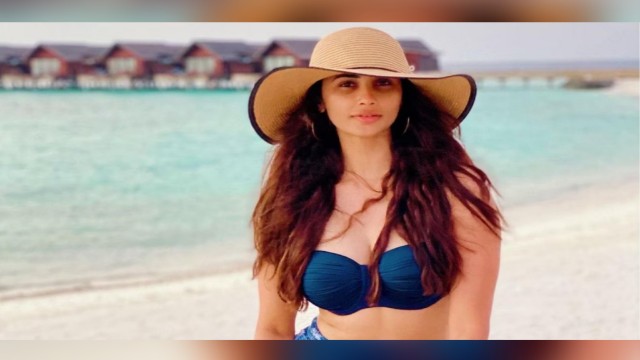 সলমন সাহায্য করলেও সমস্যা কোথায়?’—সমালোচকদের জবাব ডেজ়ী শাহের