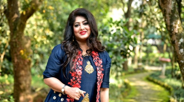 বেঁধে রেখে লাভ নেই, উড়তে দিয়ে দেখো’—মৌসুমীর বার্তায় সম্পর্কের গভীর দর্শন, পাশে ওমর সানী