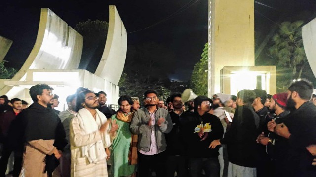 শরীফ ওসমান বিন হাদির ওপর হামলার প্রতিবাদে কুমিল্লা বিশ্ববিদ্যালয়ে বিক্ষোভ; জুলাই যোদ্ধাদের নিরাপত্তা ও স্বরাষ্ট্র উপদেষ্টার বহিষ্কার দাবি