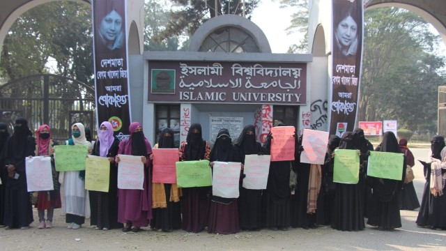হিজাব-নিকাবের অধিকার প্রশ্নবিদ্ধ: কটুক্তির প্রতিবাদে ইবি নারী শিক্ষার্থীদের উত্তাল মানববন্ধন