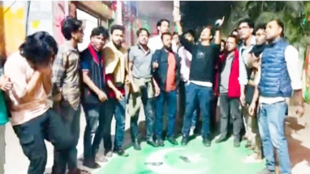 জগন্নাথ বিশ্ববিদ্যালয়ে পাকিস্তানের পতাকা আঁকা নিয়ে সংঘর্ষ, প্রশাসন-শিক্ষার্থীদের মুখোমুখি অবস্থান