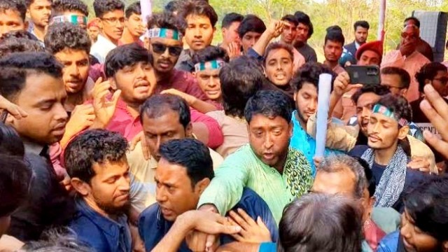 ক্যাম্পাসে রাজনীতি নিষিদ্ধ, তবু রাজনৈতিক সংগঠনের অগ্রাধিকার—প্রশ্নে প্রশাসনের ভূমিকা