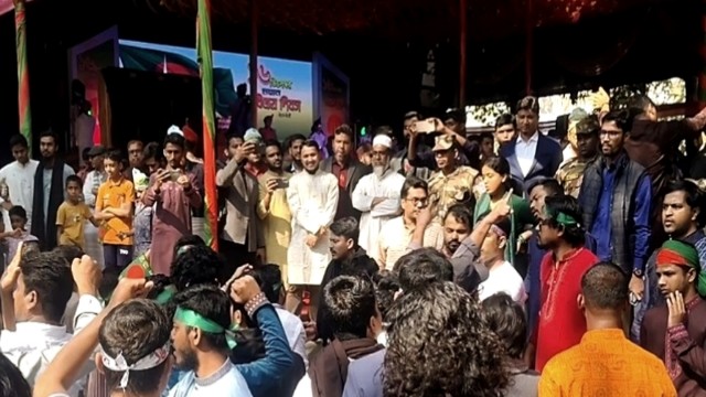 চবিতে আবারও উত্তাল পরিস্থিতি: বিজয় দিবসের মঞ্চে চাকসু ভিপির দিকে তেড়ে এলেন ছাত্রদল সভাপতি