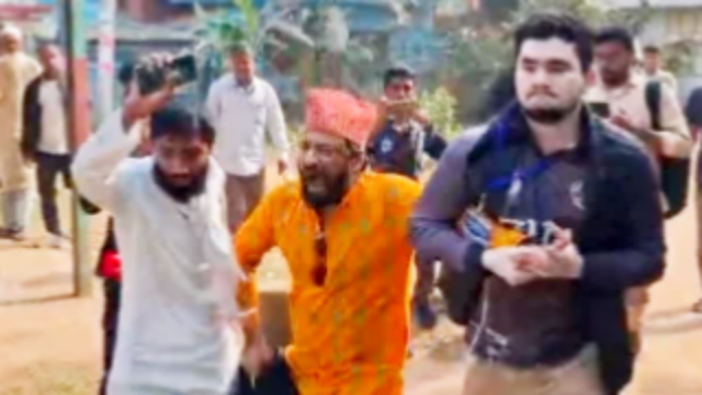 ‘আওয়ামীপন্থী’ অভিযোগে শিক্ষককে টেনেহিঁচড়ে প্রক্টর অফিসে নিল চাকসু নেতারা