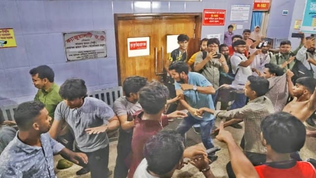 জগন্নাথ বিশ্ববিদ্যালয় এলাকায় সংঘর্ষের পর ছাত্রদলের অবস্থান, সতর্ক অবস্থায় পুলিশ