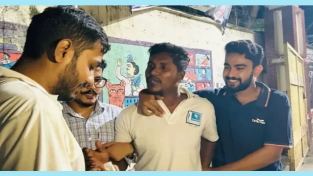 জবি দ্বিতীয় গেটে ছাত্রলীগ নেতাকে আটক, পুলিশের কাছে হস্তান্তর