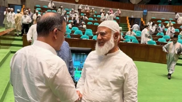 ১৫০ টাকার দুপুরের খাবারের দাওয়াত, প্রধানমন্ত্রীকে পাল্টা আমন্ত্রণ বিরোধীদলীয় নেতার