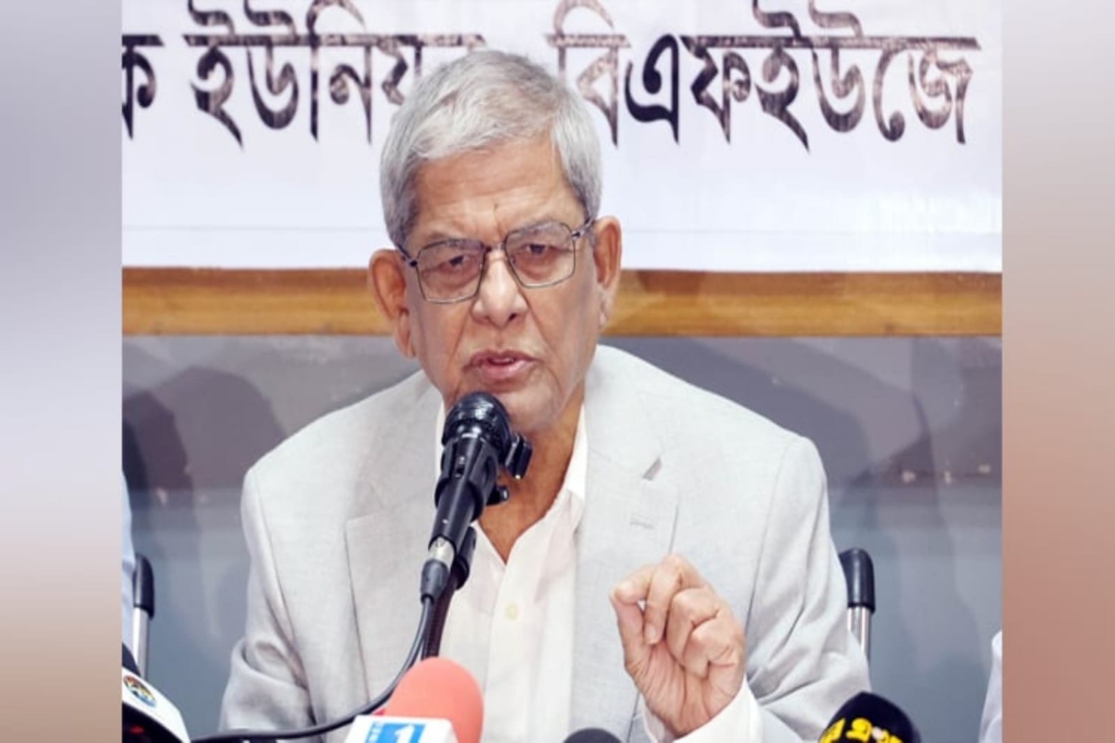 বিরোধী দলকে সঙ্গে নিয়েই রাজনৈতিক সংকটের সমাধান চায় সরকার: মির্জা ফখরুল