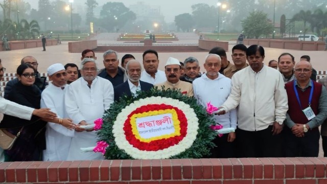নিয়ম মেনে জাতীয় স্মৃতিসৌধে তারেক রহমানের পক্ষে শ্রদ্ধা, কঠোর নিরাপত্তায় বিএনপি নেতাদের উপস্থিতি