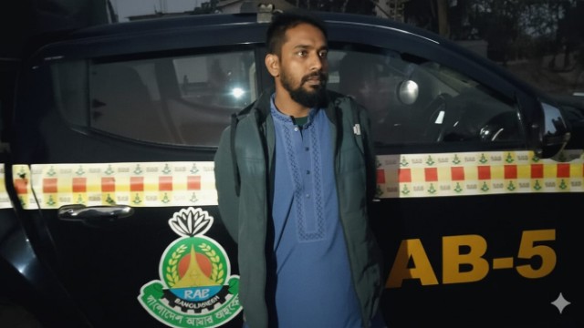 র‍্যাব পরিচয়ে শীতবস্ত্র বিতরণের নামে প্রতারণা: গোদাগাড়ীতে মূলহোতা মারুফ গ্রেফতার