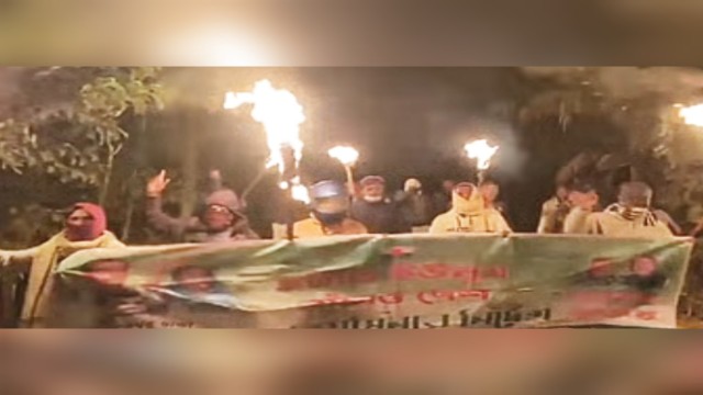 তফসিল বাতিলের দাবিতে আওয়ামী লীগের মশালমিছিল: শরীয়তপুরের জাজিরায় ১ জন আটক, ৬৪ মশাল উদ্ধার। ফেসবুক পোস্টে সরব নেতা-কর্মীরা