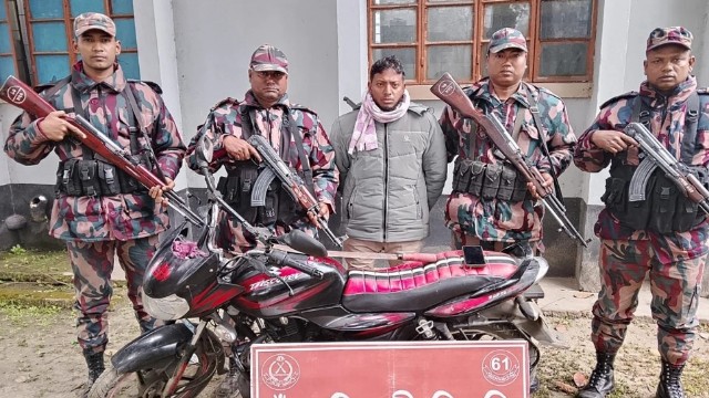 ভারত সীমান্তে দেশীয় অস্ত্রসহ আটক বহিষ্কৃত সাবেক শিবির নেতা