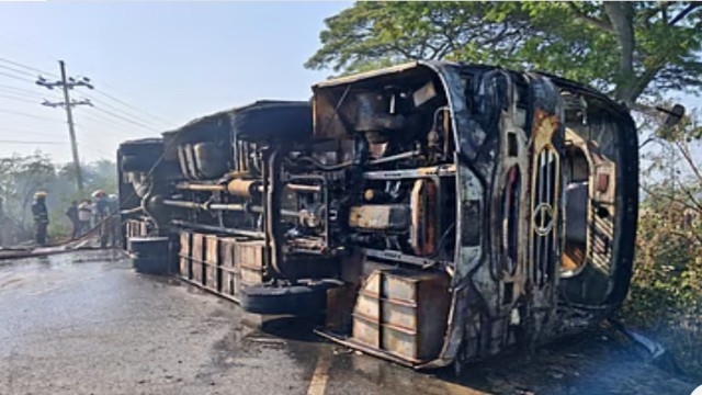 বাস উল্টে আগুন, নিহত ৪: দুর্ঘটনার আগে চালক-যাত্রীর তর্ক, অমনোযোগের অভিযোগ