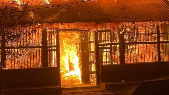 ফটিকছড়িতে ভয়াবহ অগ্নিকাণ্ডে ২০০ বছরের ঐতিহ্যবাহী বাড়িসহ ১০টি বসতঘর পুড়ে ছাই