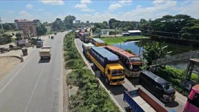 ঢাকা-চট্টগ্রাম মহাসড়কে দীর্ঘ যানজট | অধিকার পত্র