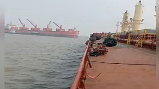 দুই বড় জাহাজের সংঘর্ষে মাঝখানে লাইটার, চট্টগ্রাম বন্দরে আতঙ্ক