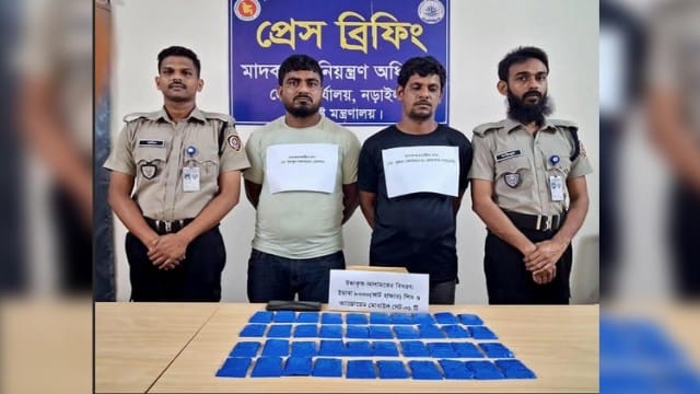নড়াইলে ৮ হাজার পিস ইয়াবাসহ নড়াইল এক্সপ্রেসের দুই কর্মচারী আটক