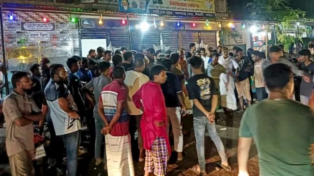 ছেলের বিয়ের কেনাকাটা শেষে বাড়ি ফেরা হলো না, ট্রাকচাপায় প্রাণ গেল বাবা-মায়ের