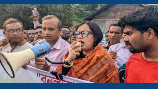 বনলতা এক্সপ্রেস’ বন্ধের প্রতিবাদে সরাইলে মানববন্ধন, রুমিন ফারহানার প্রশ্ন—‘চমৎকার সিনেমা কেন বন্ধ?’