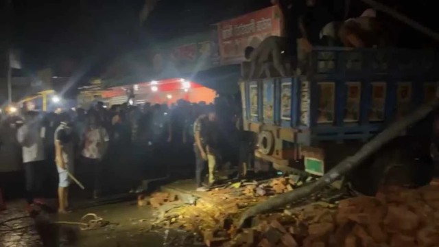 চট্টগ্রামে ইট বোঝাই ট্রাক দোকানে ঢুকে নিহত ২