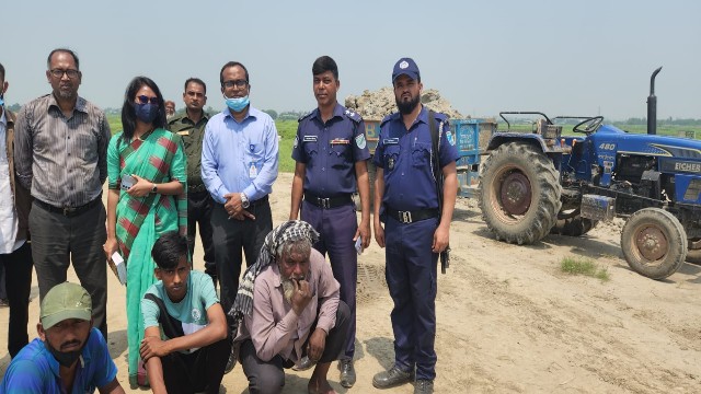 সরকারী ও ফসলি জমি থেকে অভৈধভাবে মাটি চুরি করে বিক্রি করার অপরাধে তিনজনকে কারাদন্ড