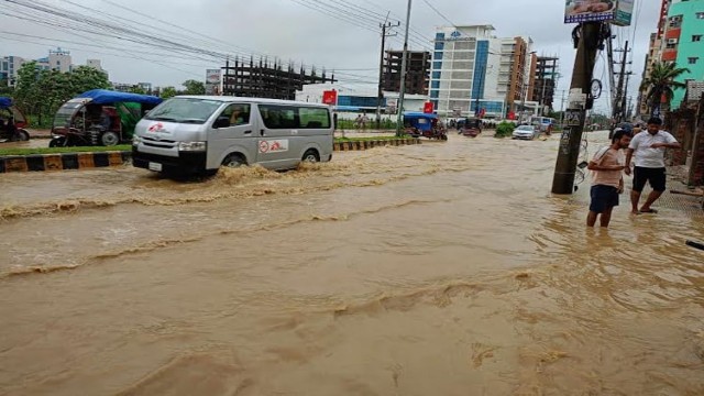 ভারী বর্ষণে কক্সবাজারে জলাবদ্ধতা, পাহাড়ধস, আটকা পড়েছে সহস্রাধিক পর্যটক   